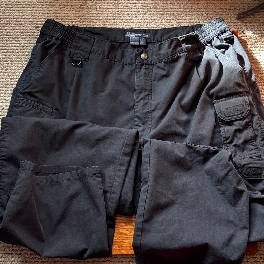 5.11 TACTICAL SERIES cargo, utility,pants. Black. Many pockets. Size W. 40 L. 34 - Picture 3 of 8